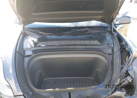 2024 Tesla Model Y Long Range Dual Motor All-Wheel Drive z USA, uszkodzony, nr VIN 7SAYGDEE7RF112936